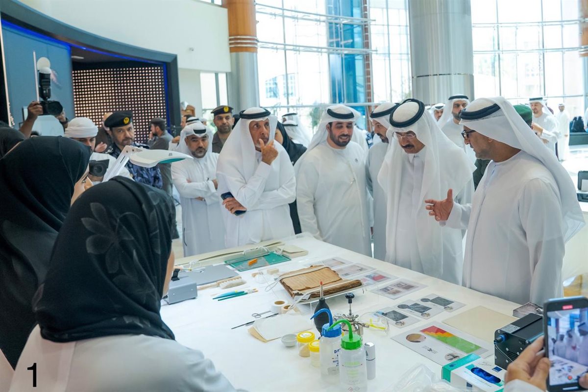 سعادة المدير العام ومعالي محمد المر، والسادة المشاركون يطلعون على معرض الترميم
