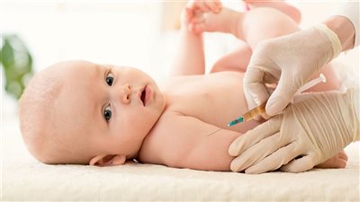 من الولادة لـ 18 شهرًا.. تعرفي على موعد تطعيم طفلك