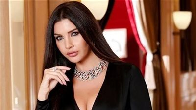 بدون بطانة.. لاميتا فرنجية تستعرض أنوثتها