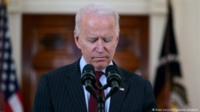 عارضة أزياء تطالب بايدن بإلغاء متابعته لها على «تويتر» 