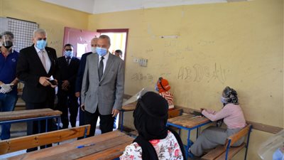 بالتعقيم والتطهير الدائم.. محافظ القليوبية يطمئن على سير الامتحانات 