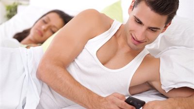 لماذا يرفض الرجل الخيانة وتقبلها الزوجة؟.. استشارية تُجيب