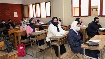 شاهد.. طلاب أولى ثانوي يبدأون امتحانات نصف العام (صور)
