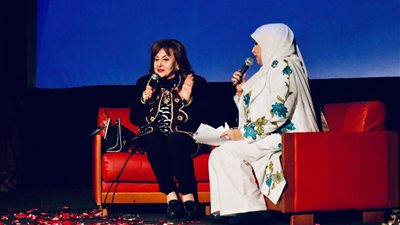 لهذا السبب.. دينا عبد الله تُقبل يد ليلى طاهر