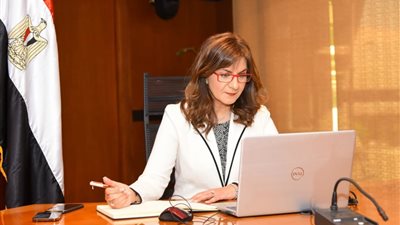 سيدة أعمال مصرية يونانية تدعم 