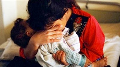 زوجة شابة تحكي مأساتها: أنجبت له الولد وارتمى في حضن ضرتي