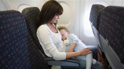 ما حُكم حضانة المرأة للطفل حال سفرها في الإسلام؟.. «الإفتاء» تُجيب