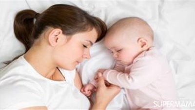 هل نوم المولود مع الأم أفضل أم لا؟.. «القومي للطفولة» يُجيب 