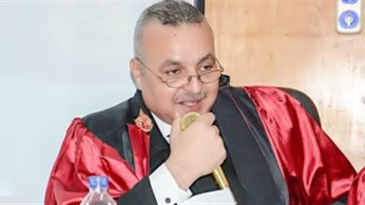 للمرة الأولى.. أستاذ جامعي يسمح لطالبات 