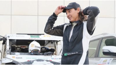 دانيا عقيل تحصد المركز الأول في سباق السيارات الصحراوية الخفيفة