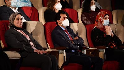 وزير الشباب والرياضة يشيد بدور المرأة خلال الاحتفال بيومها العالمي.. صور