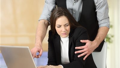 بمناسبة يوم المرأة العالمي.. تعاون دولي لمنع التحرش في مواقع العمل 