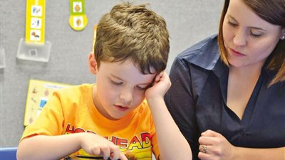 خبيرة نفسية تكشف كيفية التعامل مع طفل التوحد بالرياضة 