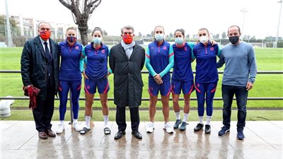 لاعبات «برشلونة» يلتقطن صورة مع رئيس النادي الجديد المُتهم بالتحرش