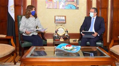 نبيلة مكرم وخالد العناني يبحثان آليات التعاون لتنظيم برامج سياحية للمصريين بالخارج