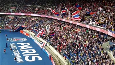 جماهير باريس سان جيرمان تهاجم شاكيرا وبيكيه قبل لقاء برشلونة 