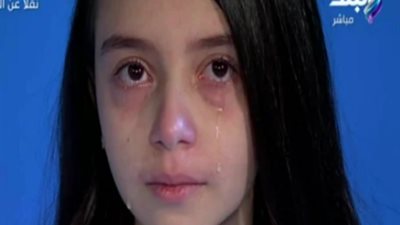 ابنة شهيد تنهار من البكاء أثناء تقديم عرض مسرحي في 