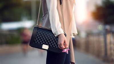 اللون الأسود يسيطر على حقائب صيف 2021