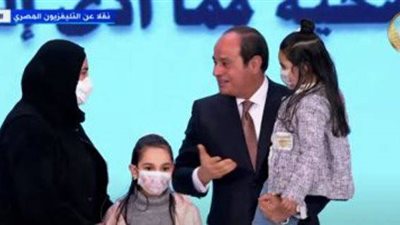 الرئيس يكرم زوجة الطبيب الشهيد أحمد أبو غنيمة ويحمل ابنته.. فيديو