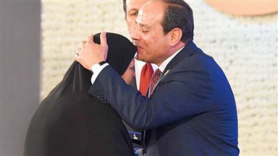 مشاهد إنسانية للرئيس السيسي أثناء تكريم أسر وأمهات الشهداء.. فيديو