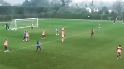 «لوسي كوين» تُسجل هدفًا رائعًا في تدريبات «توتنهام».. فيديو