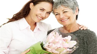 أبرزها «كتب الطبخ وكريم التجاعيد».. هدايا تغضب حماتك في عيد الأم