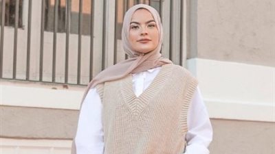 كيف تنسقين القميص الأبيض مع الحجاب؟.. خبيرة تجيب