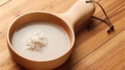ما لا تعرفينه عن ماء الأرز بالنسبة للبشرة الدهنية