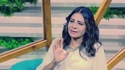 عفاف مصطفى تهاجم عمرو أديب.. اعرفي السبب