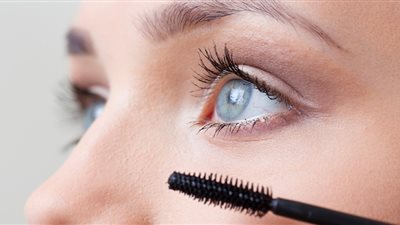 الماسكرا المقاومة للماء.. هل تؤذي عينيكي؟