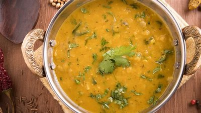 في 15 دقيقة.. طريقة عمل شوربة العدس الأصفر بالخضار