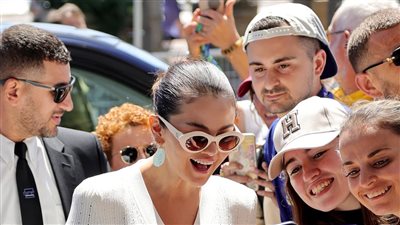 سيلينا جوميز تخطف الأنظار في مهرجان كان 2024 بإطلالة ميني دريس (صور) 