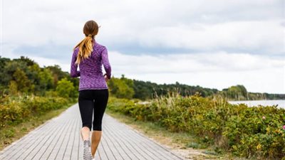 تفسير حلم المشي في المنام للعزباء والمتزوجة