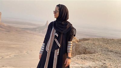 إطلالات أنيقة بعبايات خليجية من رائدة الأعمال السعودية أضوى الدخيل