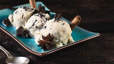 طريقة عمل الآيس كريم بالأوريو بخطوات بسيطة