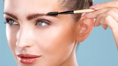 دون صالونات تجميل.. أسهل طريقة لرسم حواجب مثالية في المنزل 