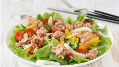   لإفطار صحي.. طريقة عمل سلطة التونة بالبصل والمايونيز 