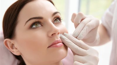 للجنس الناعم .. 5 طرق لإزالة شعر الشنب بدون استخدام الخيط