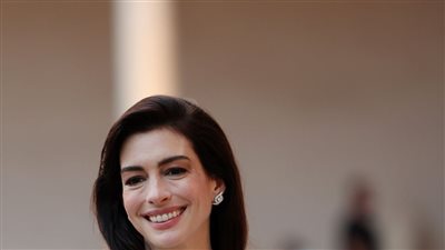 آن هاثاواي تتألق بفستان أبيض في روما للكشف عن مجموعة مجوهرات بولجاري الجديدة 