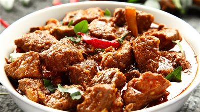 من المطبخ الخليجي.. طريقة تحضير اللحم المقلقل 