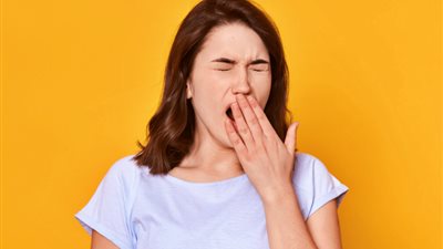  تفسير حلم التثاؤب في المنام للعزباء والمتزوجة