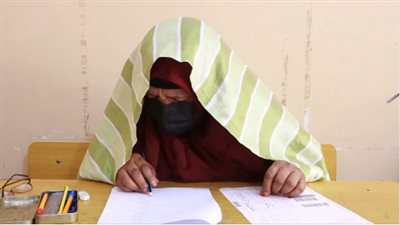 رغم رسوبها العام الماضي.. مسنة بعمر 65 سنة تؤدي امتحانات الإعدادية 