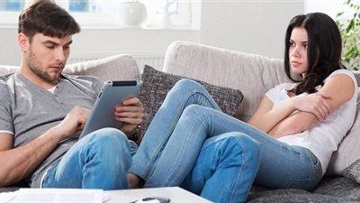 4 حيل ذكية للتعامل مع الزوج قليل الكلام