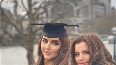 الشيخة مهرة تنشر صورة لطيفة للاحتفال بعيد ميلاد والدتها 