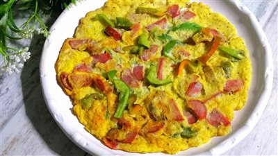 طريقة عمل أومليت البيض بالسوسيس والجبنة