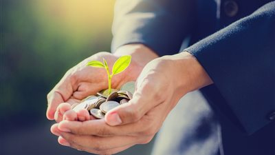 هل يجوز التحري عند دفع الصدقة؟ عالم أزهري يُجيب (فيديو)