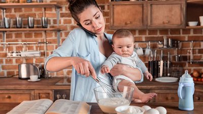 دراسة حديثة.. عمل الأم في المنزل يعادل وظيفة بدوام كامل