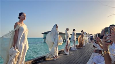السعودية تيما عابد تفتتح أسبوع الموضة في البحر الأحمر بإطلالات المحيط 