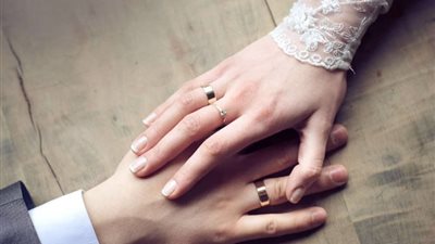 ما حكم لقاء الشاب للفتاة بعيدًا عن الأسرة لخطبتها؟ أمين الفتوى يُجيب (فيديو)