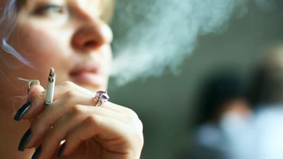 في اليوم العالمي للامتناع عنه.. كيف يؤثر التدخين على جمال المرأة ؟